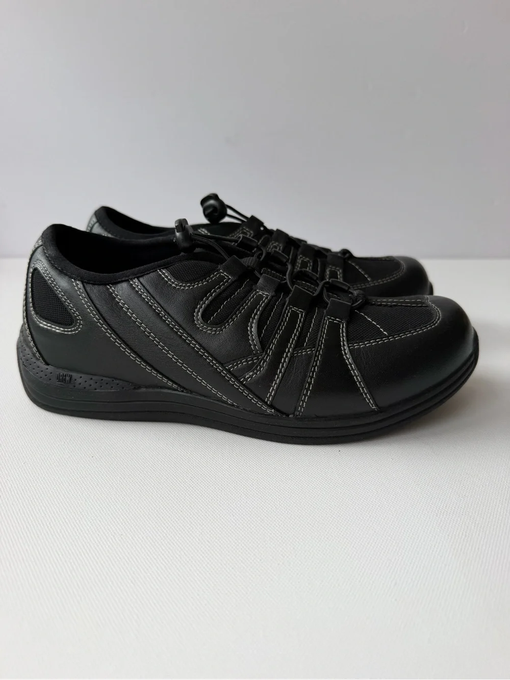 Drew Women’s 7W Wide Black Leather Mesh Comfort Walking Shoes Bungee NWOT